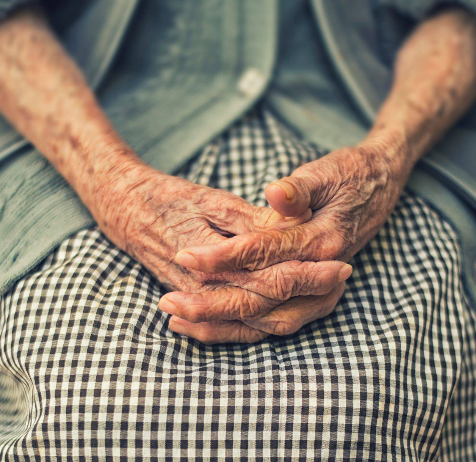 Trouver un ostéopathe au Grand Bourgtheroulde pour soigner des douleurs lombaires chez les personnes séniors